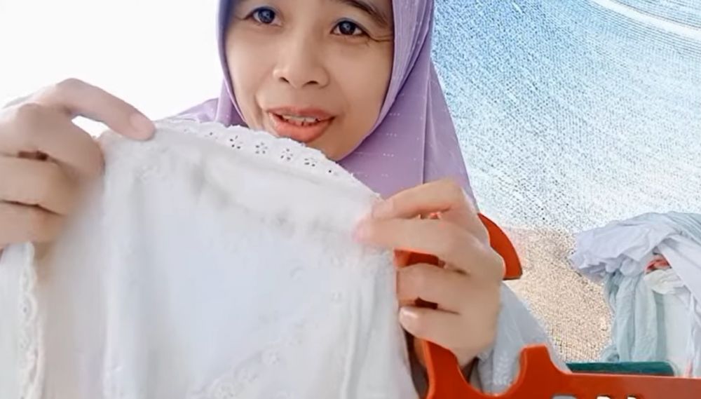 Tanpa disikat dan dikucek kuat, ini cara hilangkan noda kuning di mukena cuma tambah 1 bahan dapur
