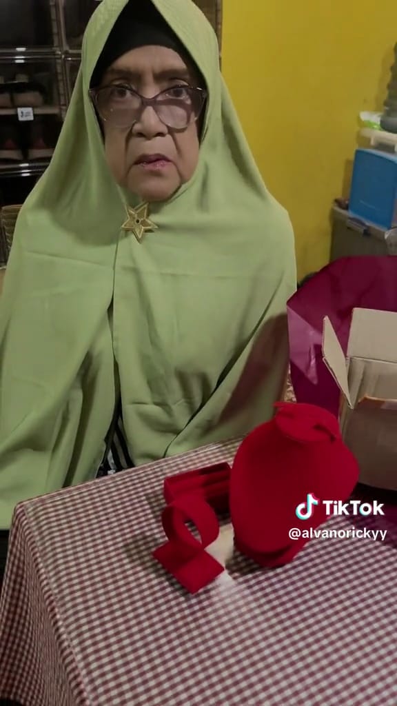 Cowok kasih kado ke emak © TikTok