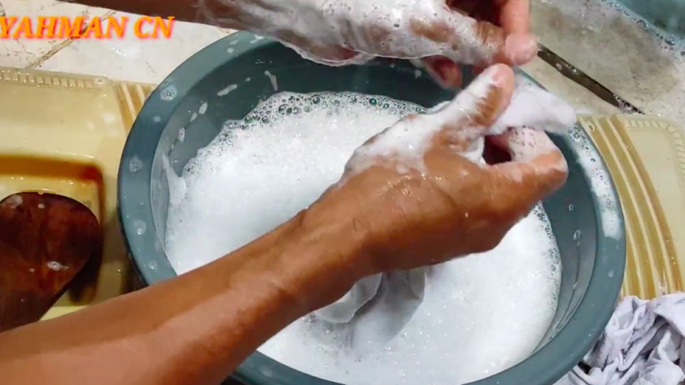 Bukan pakai detergen, ini cara cuci kaus kaki dekil agar bersih maksimal pakai tambahan 1 bahan dapur