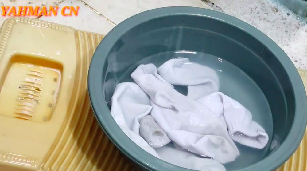 Bukan pakai detergen, ini cara cuci kaus kaki dekil agar bersih maksimal pakai tambahan 1 bahan dapur