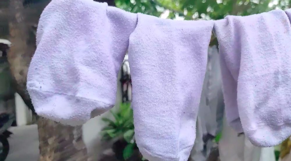 Bukan pakai detergen, ini cara cuci kaus kaki dekil agar bersih maksimal pakai tambahan 1 bahan dapur