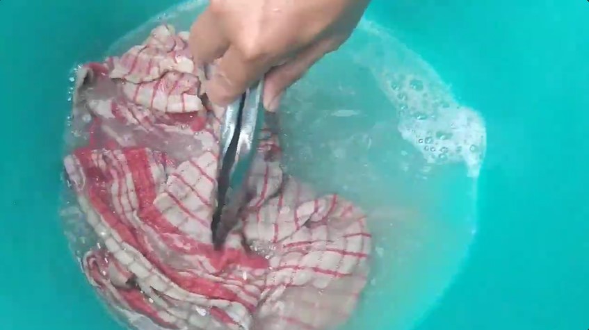 Tanpa sitrun ataupun cuka, ini cara mencuci serbet dapur dekil jadi bersih lagi pakai 2 bahan dapur