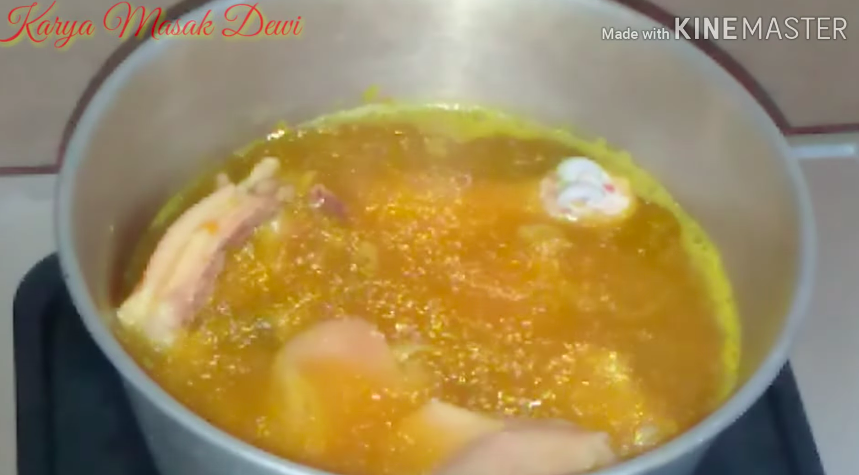 Tanpa ditaburi tepung terigu, ini trik goreng ayam agar minyak tak meletup cuma pakai 1 bahan dapur