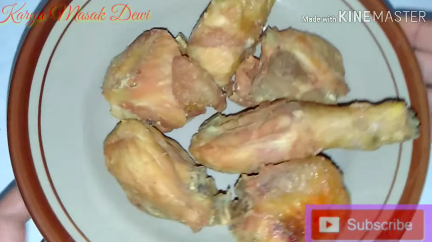 Tanpa ditaburi tepung terigu, ini trik goreng ayam agar minyak tak meletup cuma pakai 1 bahan dapur