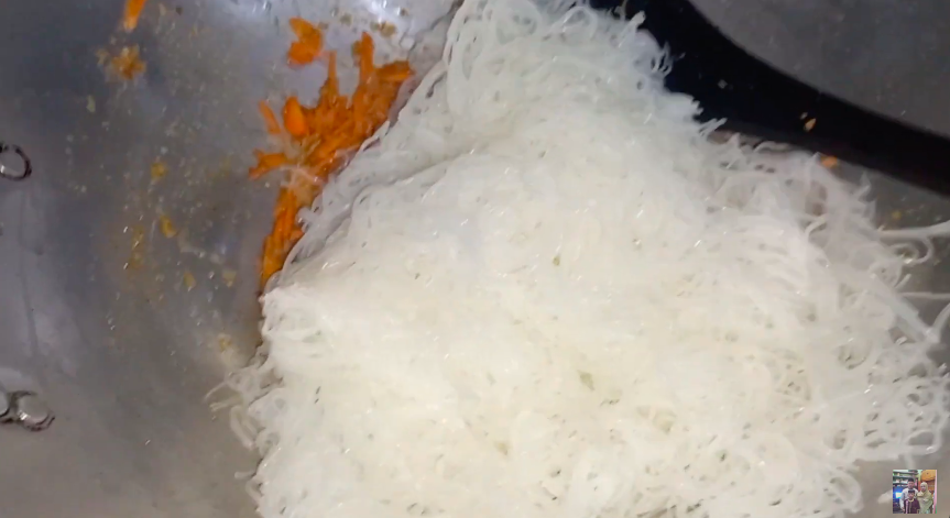 Bukan direbus atau direndam air panas, ini cara bikin bihun goreng yang kering dan tidak cepat basi