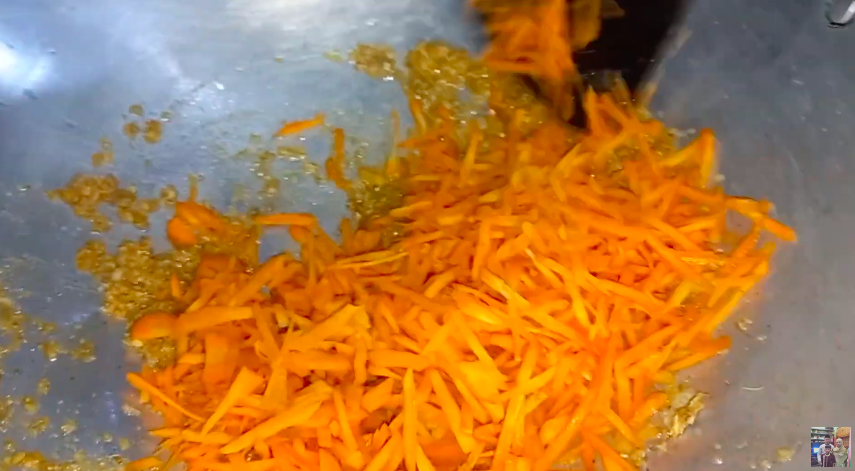 Bukan direbus atau direndam air panas, ini cara bikin bihun goreng yang kering dan tidak cepat basi