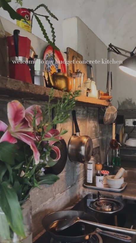 Mewah tanpa kitchen set, 11 potret dapur industrial ini visualnya unik dan estetik nggak bikin bosan