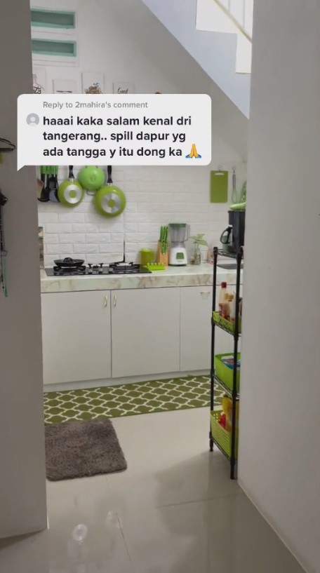 dapur mungil hijau kolong tangga estetik © 2024 brilio.net