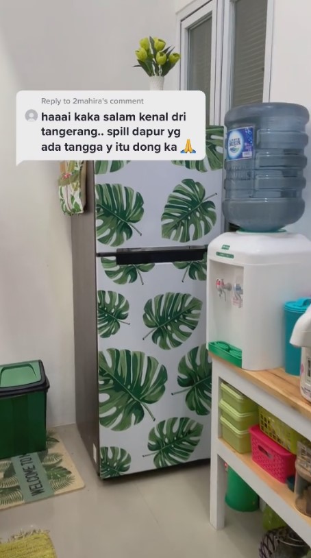 dapur mungil hijau kolong tangga estetik © 2024 brilio.net