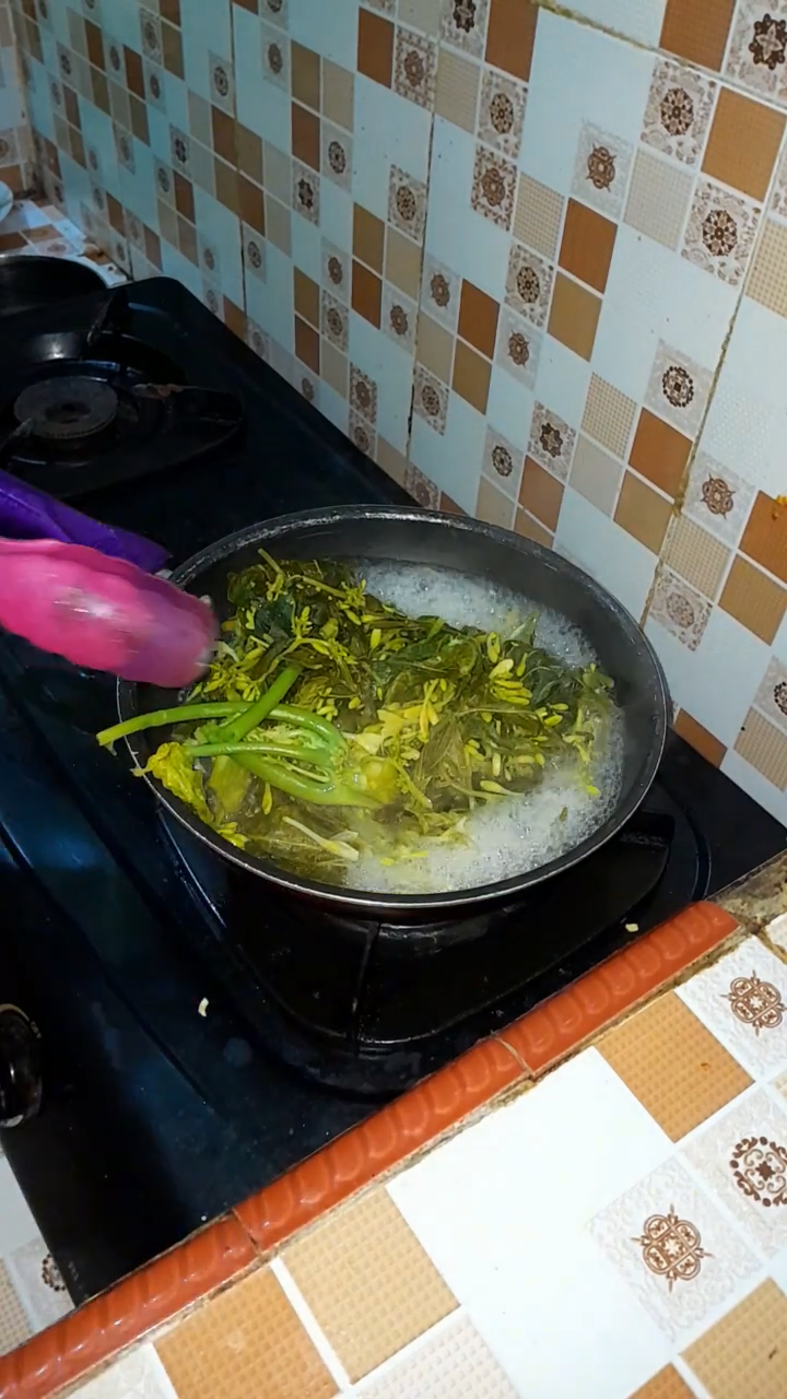 Tak perlu asam jawa, ini trik menumis bunga pepaya agar berkurang rasa pahitnya pakai 1 bahan dapur