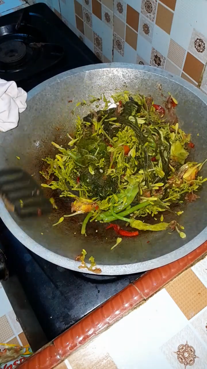 Tak perlu asam jawa, ini trik menumis bunga pepaya agar berkurang rasa pahitnya pakai 1 bahan dapur