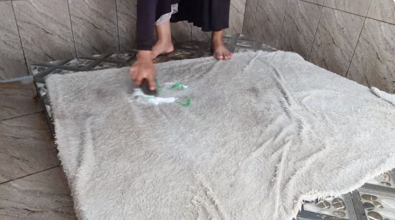 Tanpa detergen, ini cara bersihkan noda di karpet agar hilang tak tersisa pakai 2 bahan dapur