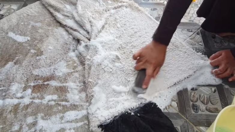 Tanpa detergen, ini cara bersihkan noda di karpet agar hilang tak tersisa pakai 2 bahan dapur