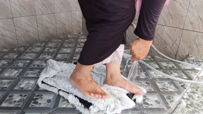 Tanpa detergen, ini cara bersihkan noda di karpet agar hilang tak tersisa pakai 2 bahan dapur