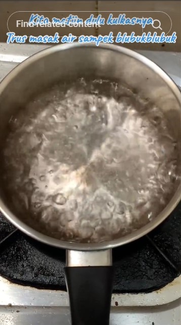 Tanpa kipas angin atau hair dryer, ini trik mencairkan bunga es freezer cukup pakai 1 bahan sederhana