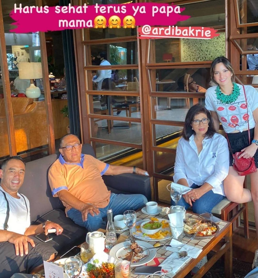 potret kedekatan nia dan mertua anggap anak sendiri © instagram