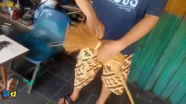 Tanpa disikat, cara bikin sapu ijuk dapur bercabang kembali kokoh tahan lama pakai 1 alat sederhana