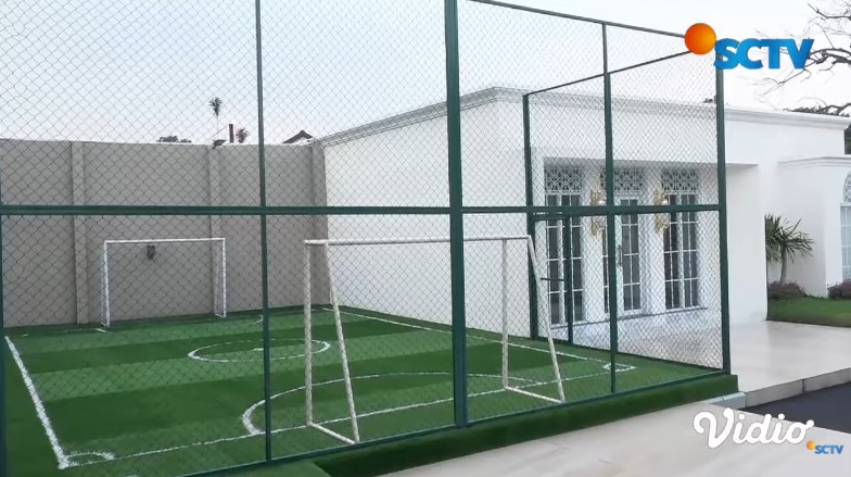 rumah baru Ustaz Solmed © YouTube