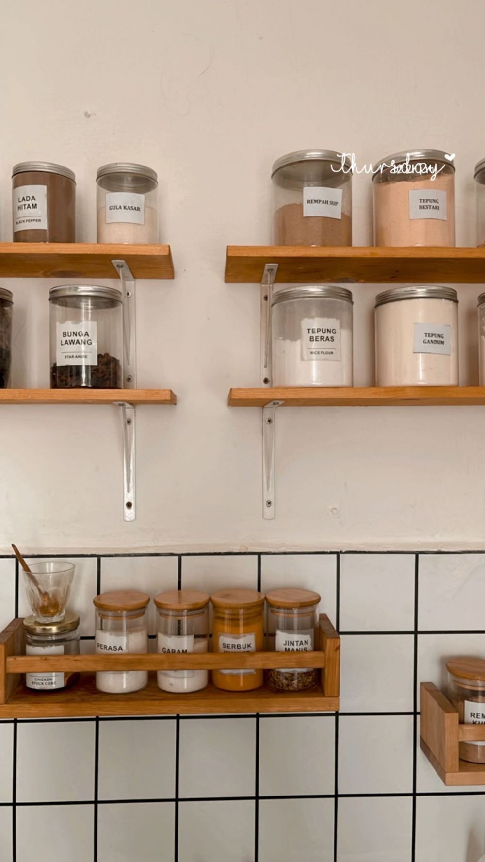 dapur minimalis tanpa kitchen set mewah  © 2024 brilio.net dapur minimalis tanpa kitchen set mewah  © 2024 brilio.net