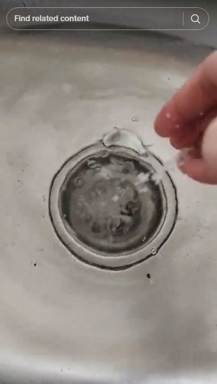 Tanpa bantuan alat atau soda api, ini trik mengatasi wastafel mampet cuma pakai 3 bahan dapur