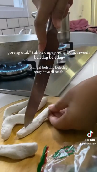 Tanpa dibalur tepung, begini cara jitu menggoreng otak-otak agar mengembang dan minyak tak meletup