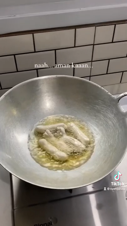 Tanpa dibalur tepung, begini cara jitu menggoreng otak-otak agar mengembang dan minyak tak meletup