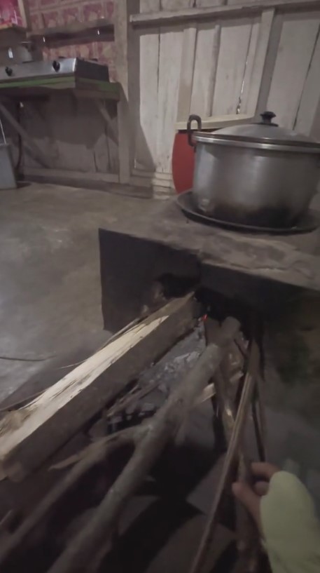 dapur kampung lantai semen © 2024 brilio.net