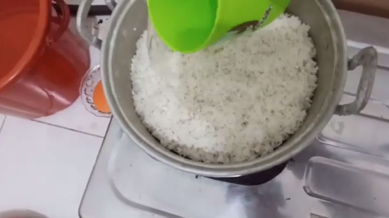 Cara menanak nasi di panci agar matang sempurna dan tak bau sampai semalaman