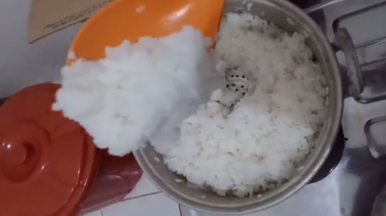 Cara menanak nasi di panci agar matang sempurna dan tak bau sampai semalaman
