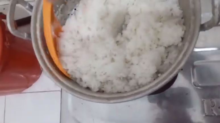 Cara menanak nasi di panci agar matang sempurna dan tak bau sampai semalaman