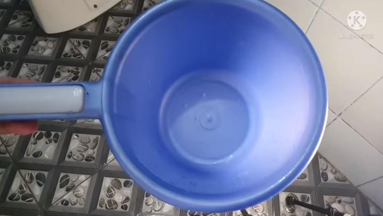 Tambah 1 bahan dapur, ini trik hilangkan kerak dan lumut di gayung agar kembali bersih seperti baru