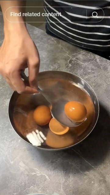 Bukan diberi garam, ini trik merebus telur agar mudah dikupas dan matang sempurna dalam 15 menit