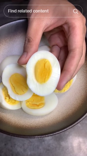 Bukan diberi garam, ini trik merebus telur agar mudah dikupas dan matang sempurna dalam 15 menit