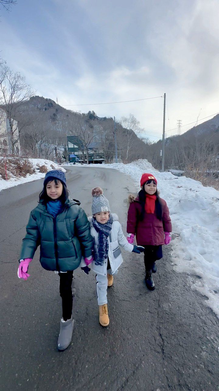 Desta dan Natasha Rizki anak-anak di Jepang © Instagram