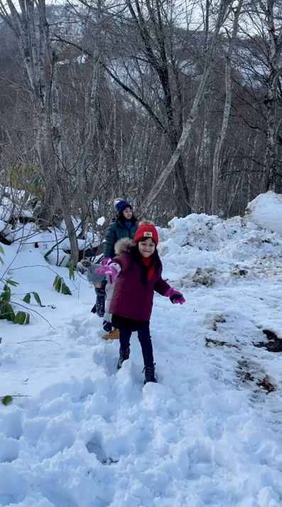 Desta dan Natasha Rizki anak-anak di Jepang © Instagram