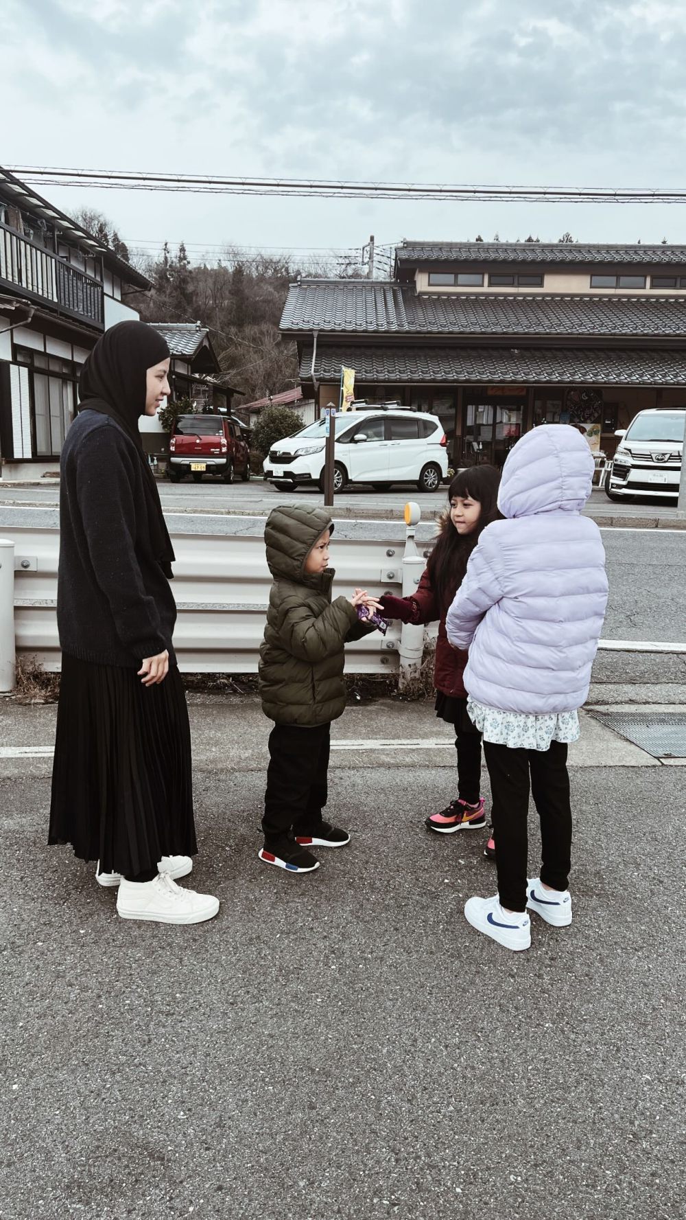 Nikmati liburan awal tahun bareng, ini 9 momen Desta dan Natasha Rizki ajak anak-anak wisata di Jepang