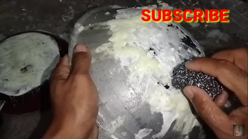 Tak perlu sitrun atau cuka, ini cara bersihkan kerak gosong di pantat wajan ditambah 2 bahan dapur