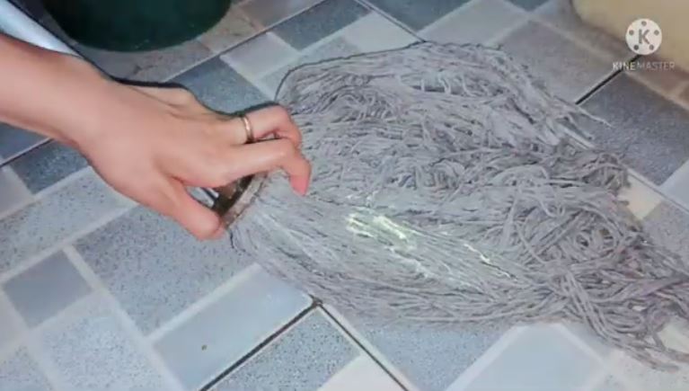 Tanpa perlu direndam semalaman, ini cara cuci kain pel dekil agar kembali putih tambah 2 bahan dapur