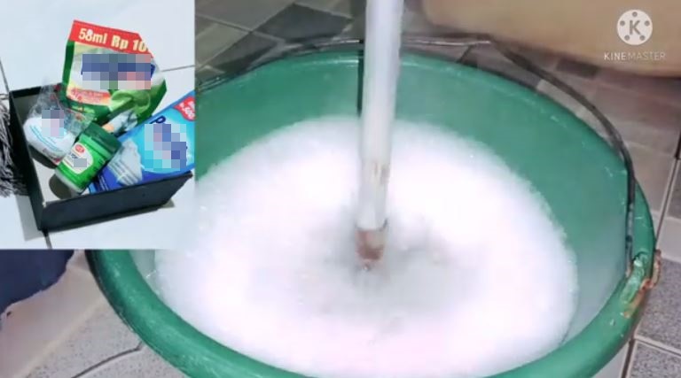 Tanpa perlu direndam semalaman, ini cara cuci kain pel dekil agar kembali putih tambah 2 bahan dapur