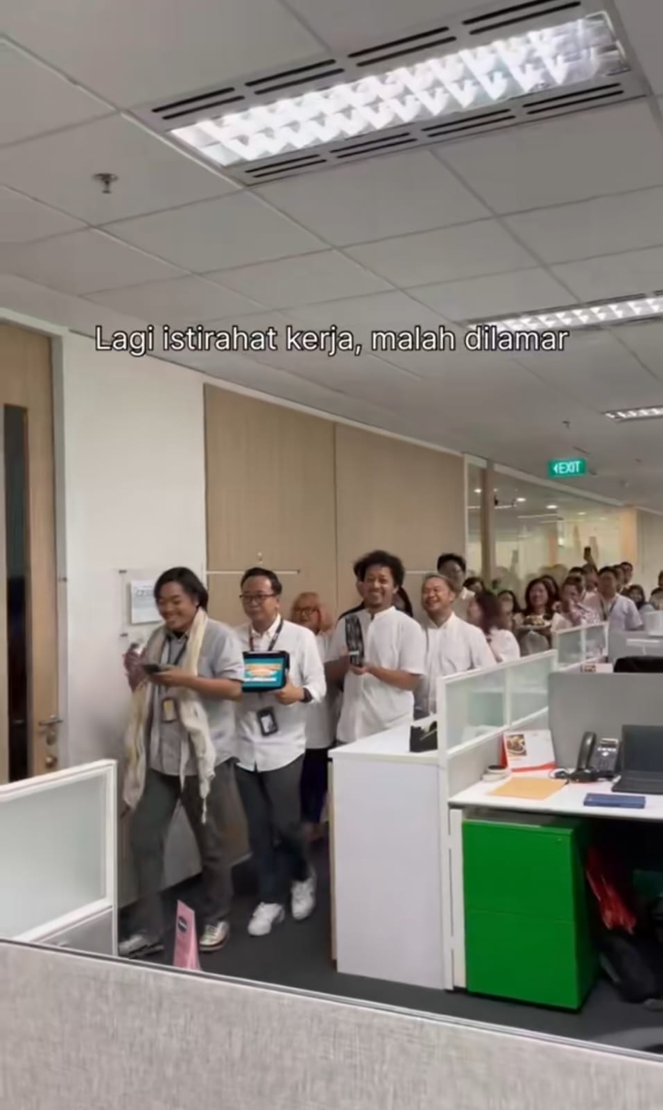 lamaran di kantor © TikTok