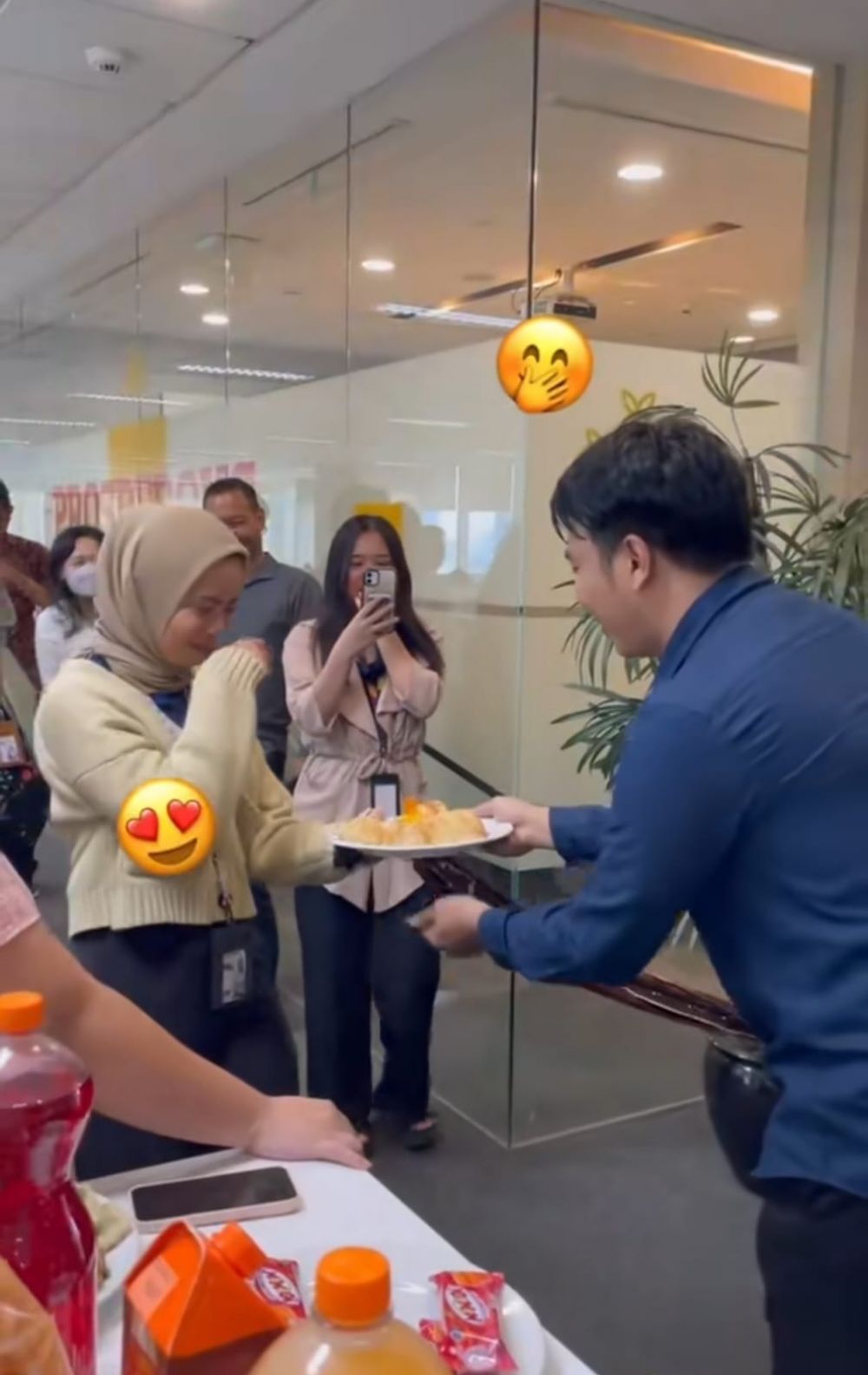 lamaran di kantor © TikTok