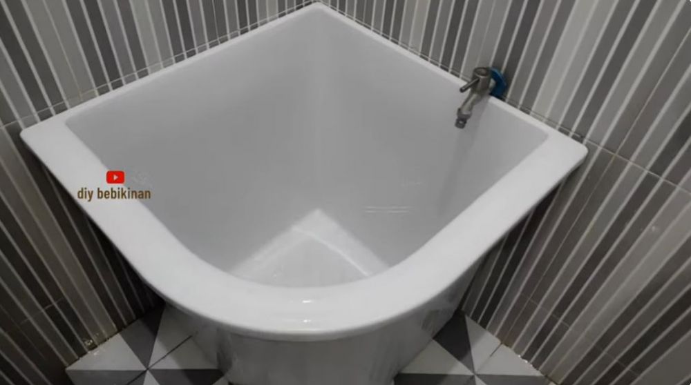 Pakai 1 bahan dapur, ini cara bersihkan kerak di bak mandi agar kinclong dalam 5 menit tanpa disikat