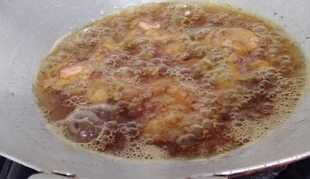 Tanpa ditaburi tepung terigu, ini trik mudah menggoreng hati ayam agar minyaknya tidak meletup