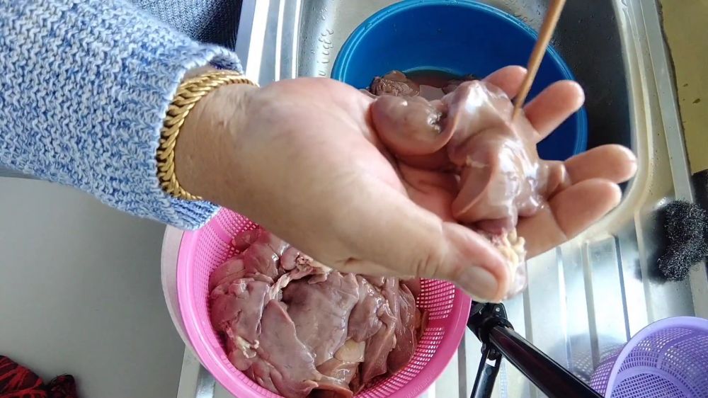 Tanpa ditaburi tepung terigu, ini trik mudah menggoreng hati ayam agar minyaknya tidak meletup
