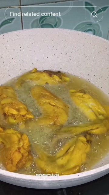 Bukan pakai jahe, ini cara mudah goreng ayam agar minyak tak meletup mengandalkan 1 bahan dapur