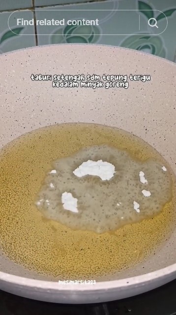 Bukan pakai jahe, ini cara mudah goreng ayam agar minyak tak meletup mengandalkan 1 bahan dapur