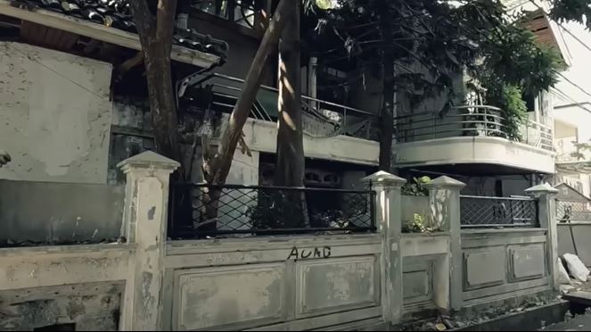 rumah artis 90an terbengkalai © YouTube