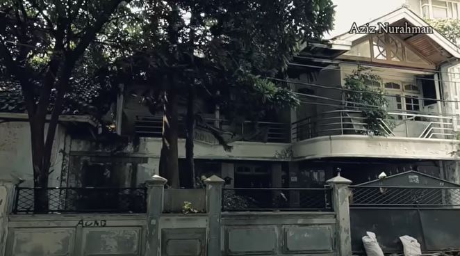 rumah artis 90an terbengkalai © YouTube