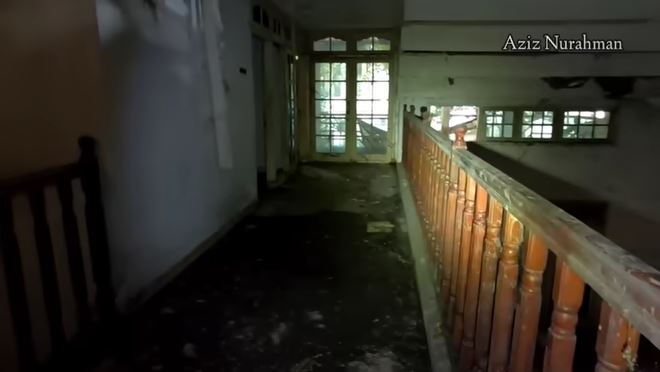 rumah artis 90an terbengkalai © YouTube