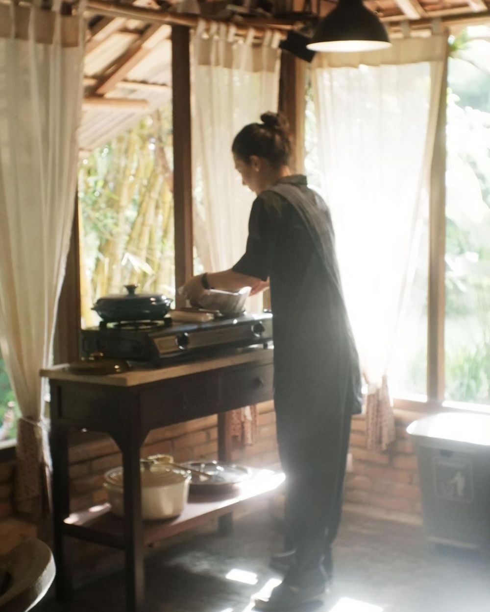 Penampakan rumah Eross Candra Berbagai sumber Penampakan rumah Eross Candra Berbagai sumber